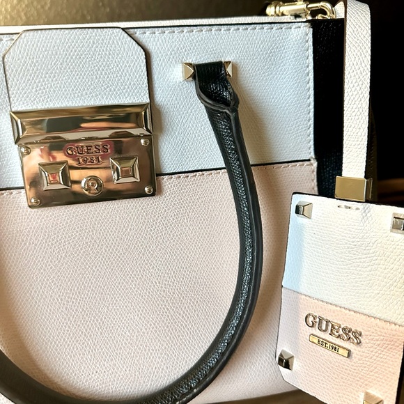 Guess handbag - Picture 2 of 2